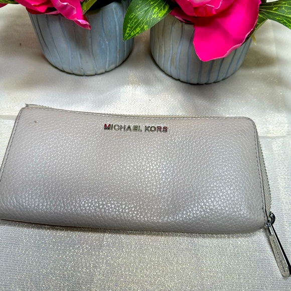 I’m selling a cream colered michel kors wallet it’s in really good condition - Picture 1 of 3